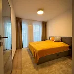 Streams With Garden And Free Parking Apartment