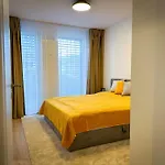 Streams With Garden And Free Parking Apartment Trnava